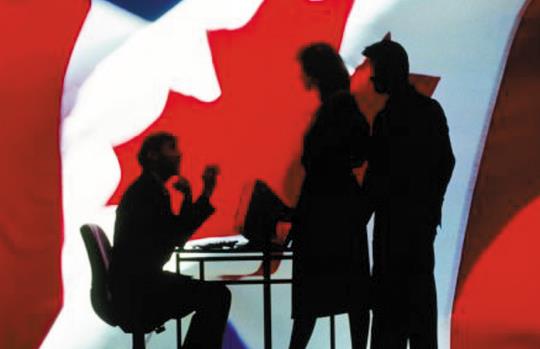 申请人一定要回加拿大办理枫叶卡吗？