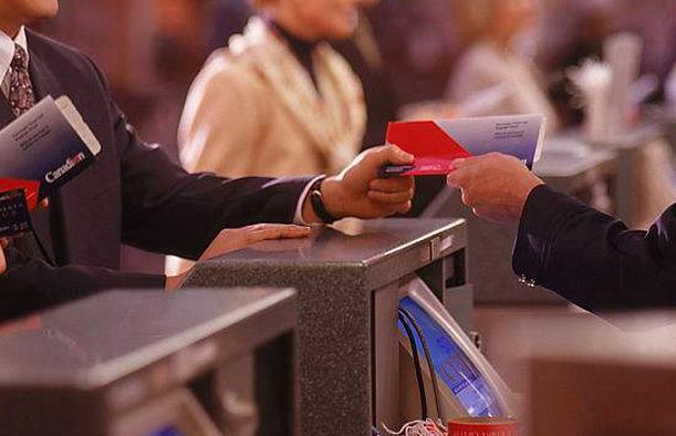 如何在丢失登陆纸的情况下成功换发枫叶卡？