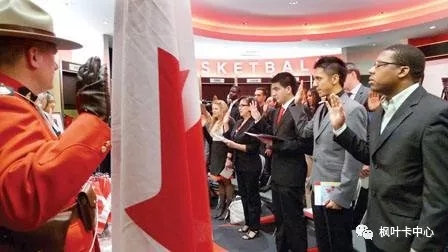 拥有枫叶卡后怎样才能入籍加拿大？