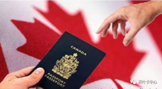 拥有枫叶卡的移民是否要放弃本国籍加入加籍？